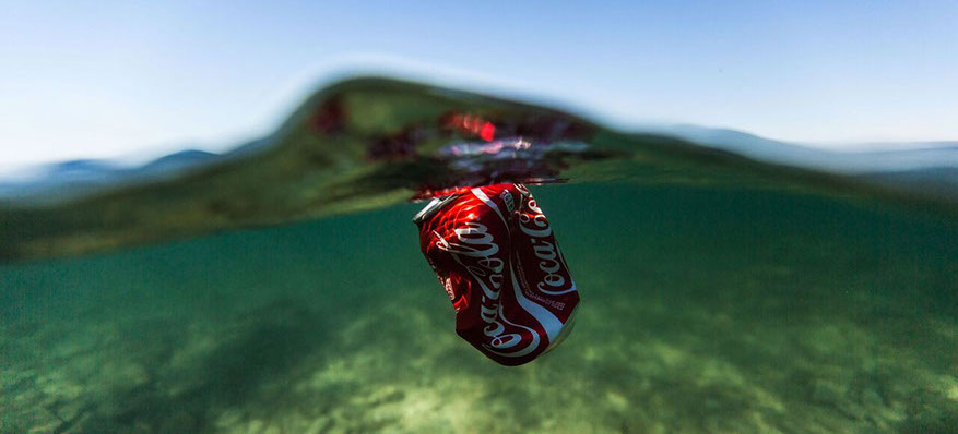 Naredi nekaj za naravo Podpri NNN dejanja Pločevinka Coca-Cola v vodi jpg